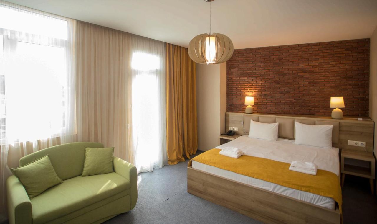 Hotel London Batumi Exterior photo
