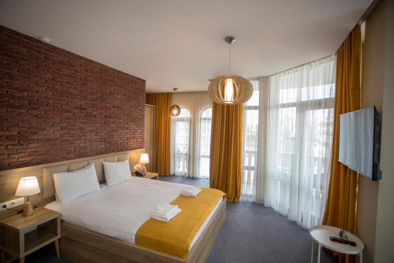 Hotel London Batumi Exterior photo