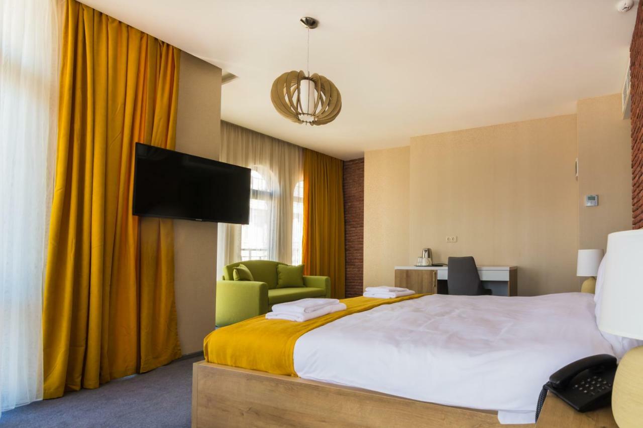 Hotel London Batumi Exterior photo