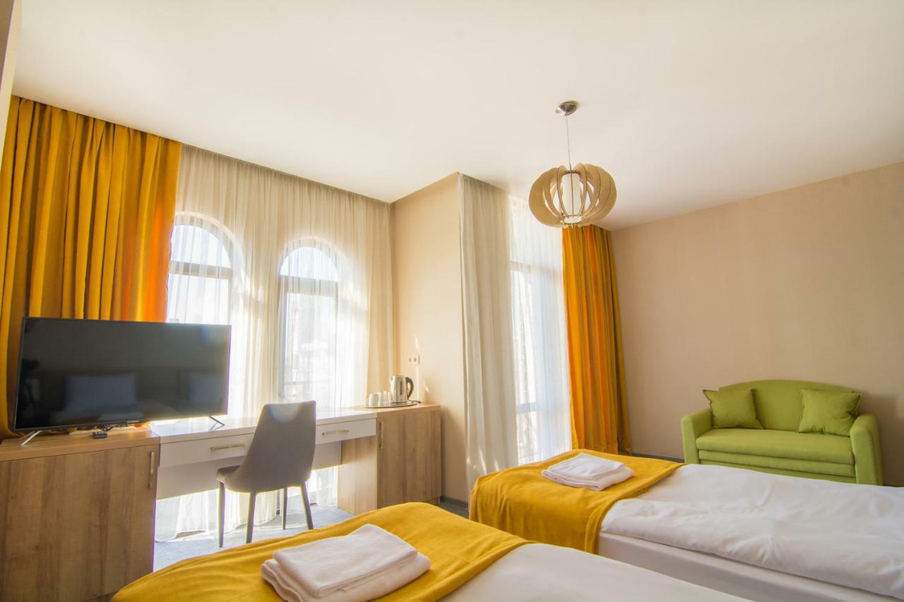 Hotel London Batumi Exterior photo